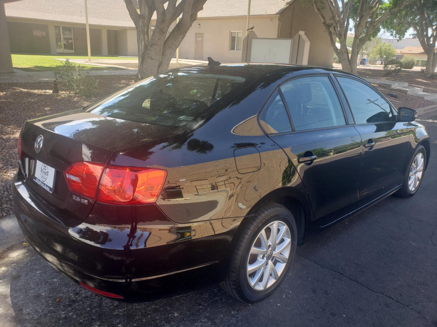 2012 /black Volkswagen Jetta SE (3VWDX7AJ6CM) with an 2.5 l5 engine, 6-Speed Automatic transmission, located at 323 E Dunlap Ave., Phoenix, AZ, 85020, (602) 331-9000, 33.567677, -112.069000 - 2012 Volkswagen Jetta,...... A True Must See!!....... No accidents, Cold AC, The car is gorgeous inside and out, Touch screen stereo/CD player, Bluetooth, satellite compatible, phone sync, power windows, power door locks, Clean Black interior Black with beautiful Black leather seats in near perfect - Photo#3